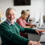 Älterer Mann besucht Computerkurs an der Volkshochschule