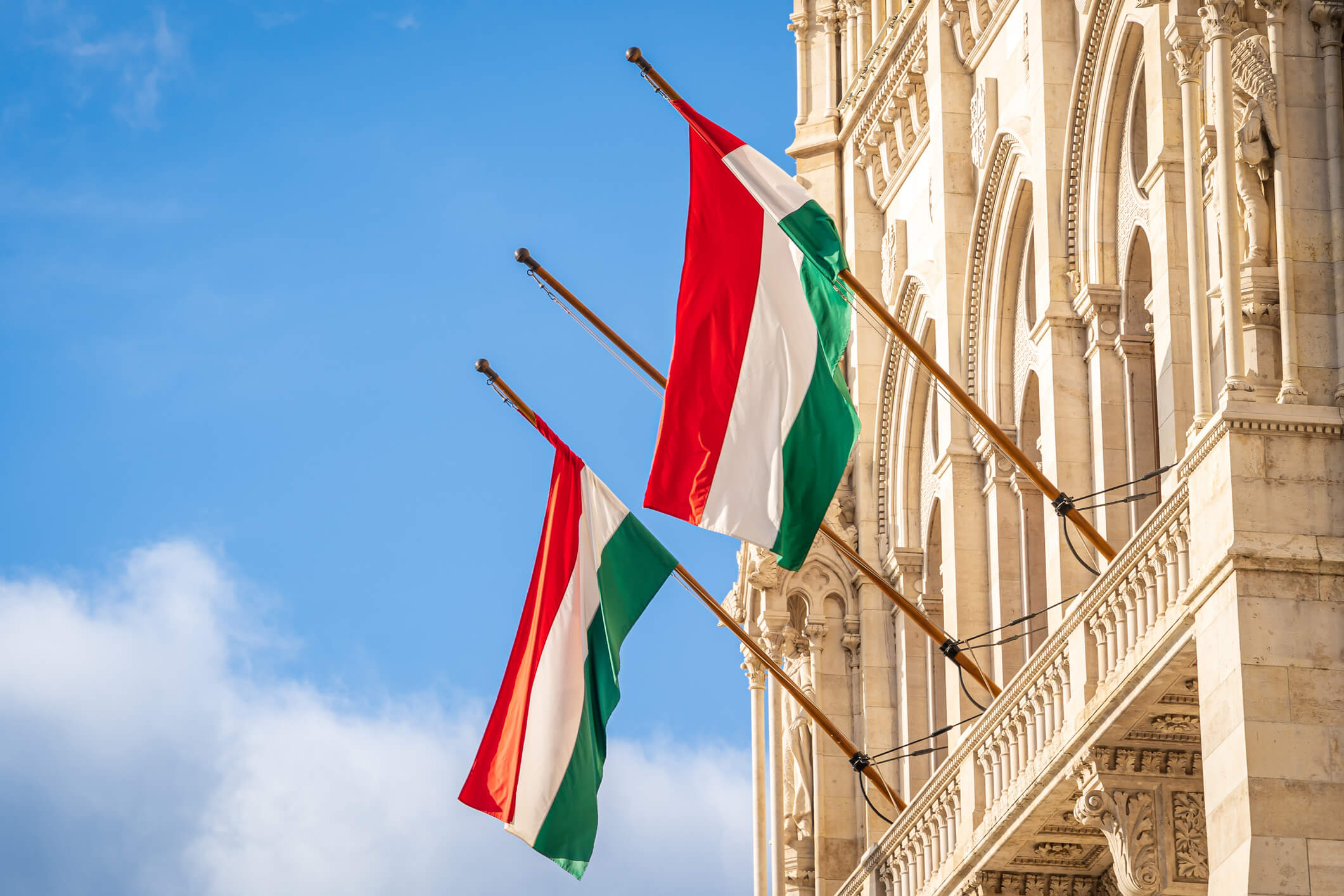 Ungarische Nationalflaggen wehen an Gebäude in Ungarn im Wind